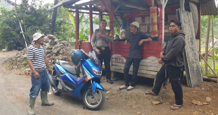 Bhabinkamtibmas Polsek Singajaya sapa warga Desa Sukawangi