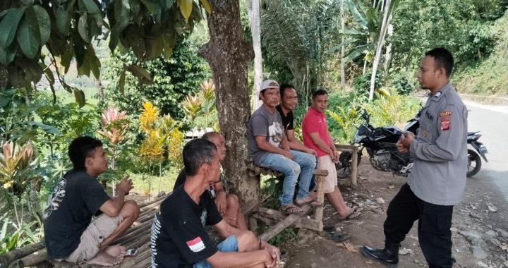 Bhabinkamtibmas Polsek Singajaya sampaikan himbauan kamtibmas kepada warga