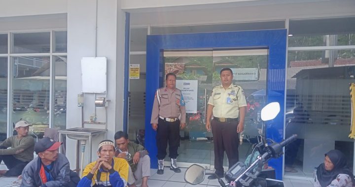 Personil Polsek Singajaya melaksanakan giat KRYD ke Bank BRI Unit Singajaya