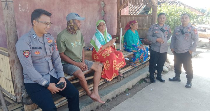 Anggota Polsek Limbangan melaksanakan giat sambang warga