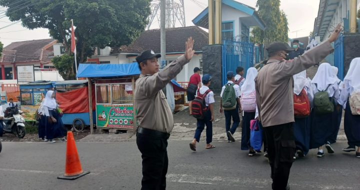 POLRES GARUT – PENGATURAN LALULINTAS PAGI POLSEK CIBATU DI SMPN 1 CIBATU