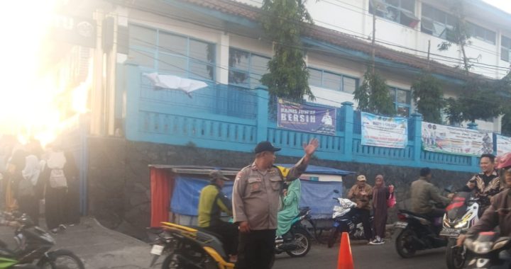 POLRES GARUT – GATUR LALIN PAGI POLSEK CIBATU BANTU SEBRANGKAN ANAK SEKOLAH