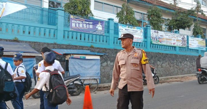 POLRES GARUT – GATUR LALIN PAGI POLSEK CIBATU BANTU SEBRANGKAN ANAK SEKOLAH