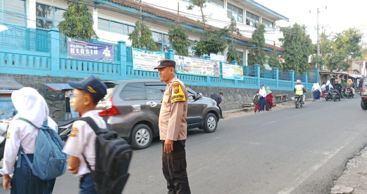 POLRES GARUT – PENGATURAN LALULINTAS PAGI POLSEK CIBATU DI SMPN 1 CIBATU