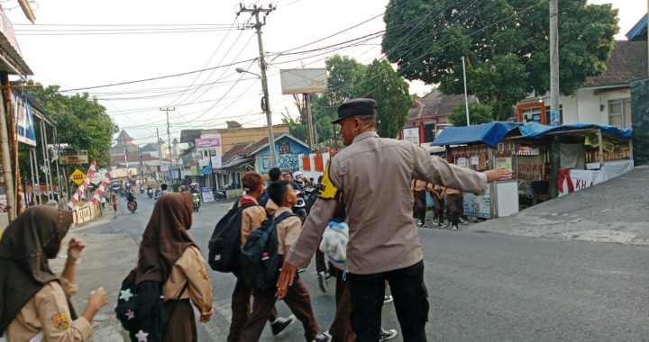 POLRES GARUT – PENGATURAN LALULINTAS PAGI POLSEK CIBATU DI SMPN 1 CIBATU