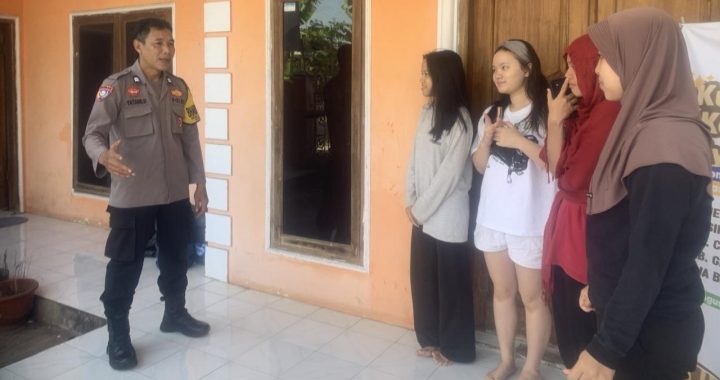 POLRES GARUT – BHABIN POLSEK CIBATU SAMBANGI WARGANYA SECARA DOOR TO DOOR