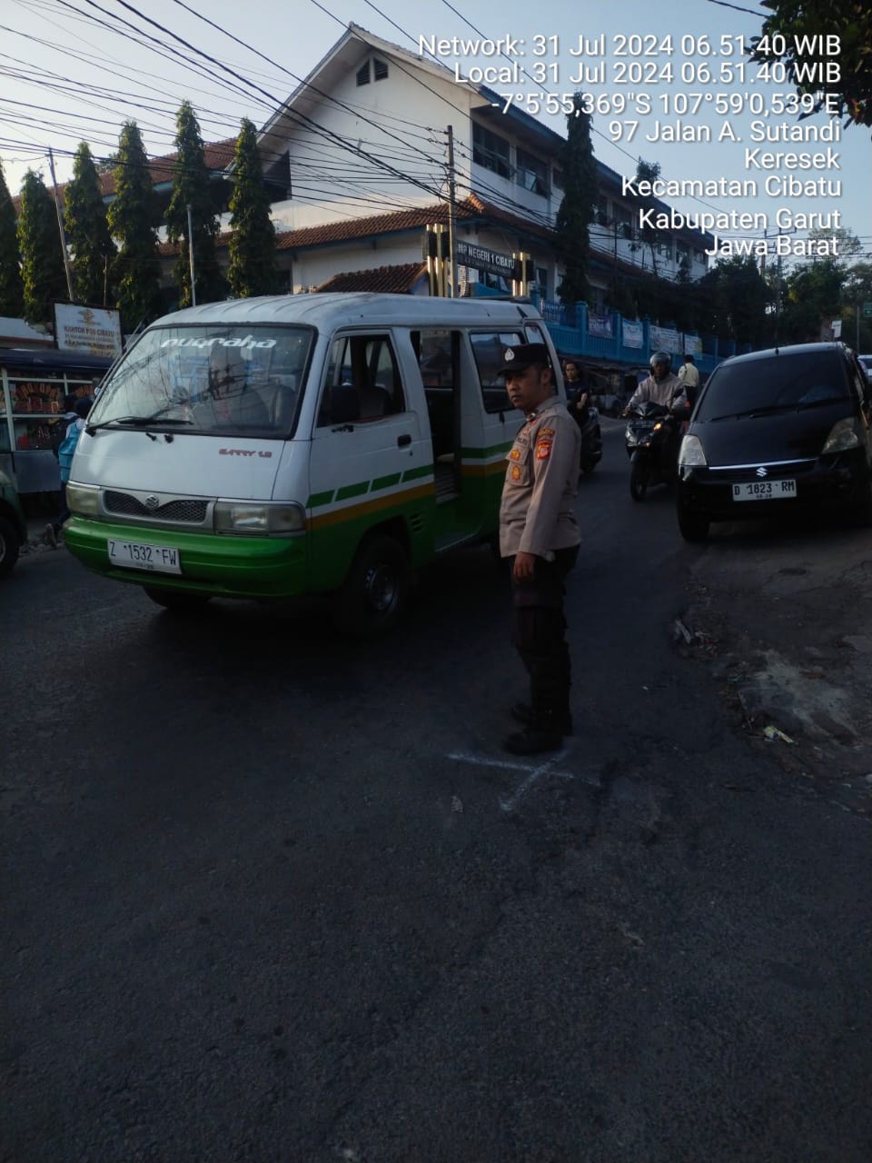 Unit Samapta Polsek Kadungora Polres Garut melaksanakan Pengaturan Lalu Lintas dan membantu menyeberangkan Anak Sekolah merupakan Wujud Pelayanan Polri kepada Masyarakat.