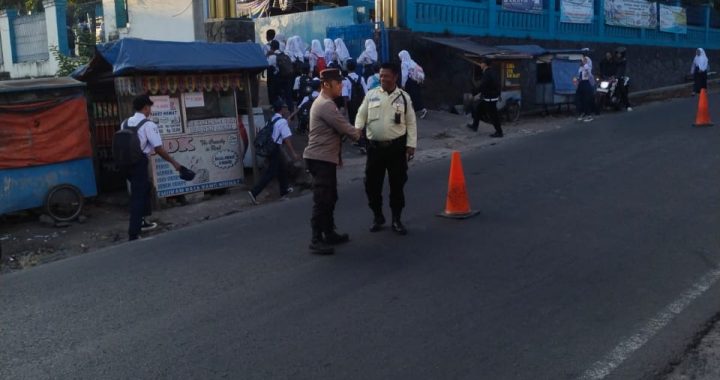 POLRES GARUT – PENGATURAN LALULINTAS PAGI POLSEK CIBATU BANTU SEBRANGKAN ANAK SEKOLAH