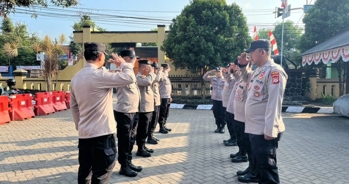 Anggota Polsek Limbangan melaksanakan serah terima tugas jaga