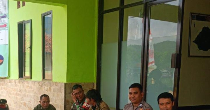 Bhabinkamtibmas desa cigagade melaksanakan giat sinergitas TNI Polri