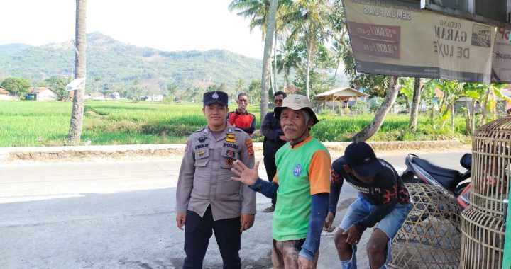 Anggota Polsek Limbangan melaksanakan giat patroli dialogis