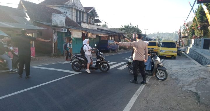 Anggota Polsek Cisurupan Melaksanakan Giat Gatur Pagi