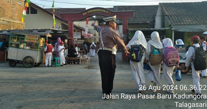 Anggota Lalu Lintas Polsek Kadungora Polres Garut Pelayanan kepada Masyarakat melaksanakan Pengaturan Lalu Lintas dan Membantu Menyebrangkan Masyarakat dan Anak Sekolah.