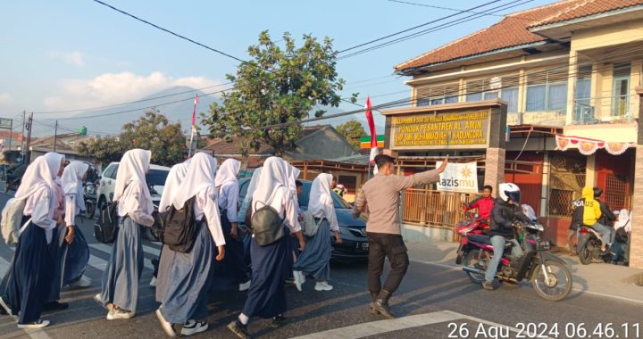 Unit Samapta Polsek Kadungora Pelayanan kepada Masyarakat Membantu Menyebrangkan Masyarakat dan Anak Sekolah.