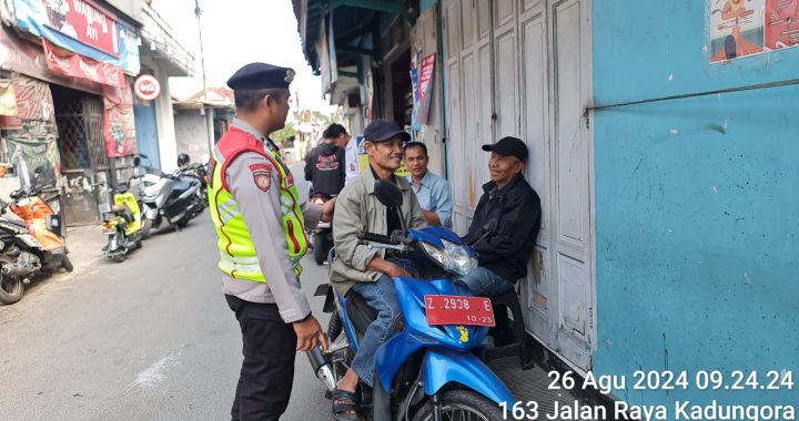 Anggota Samapta Polsek Kadungora Polres Garut *Patroli Dialogis* Menjalin Komunikasi dengan Masyarakat Cegah terjadinya  Gangguan Kamtibmas.