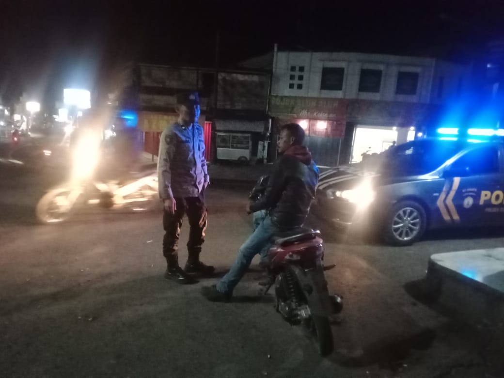 Patroli Malam Kunjungi Warga Yang Aktif Ronda