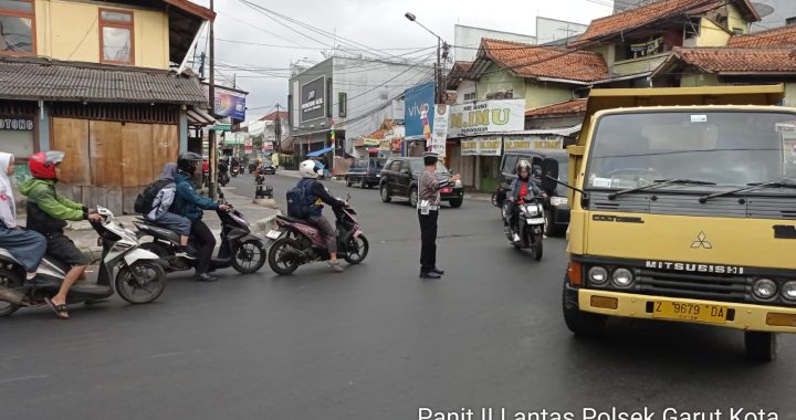 Aiptu Ajang Panit Lantas Polsek Garut Kota Lakukan Pengaturan Padat Pagi