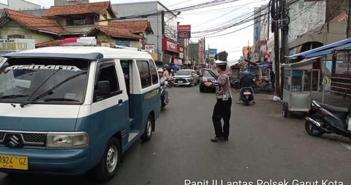 Anggota Lalulintas Polsek Garut Kota Urai Kemacetan