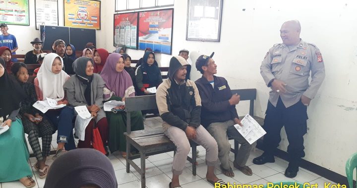 Bhabinkamtibmas Polsek Garut Kota Lakukan Sosialisasi Oncall Lapor Pak Bhabin Di Kelurahan Sukanegla