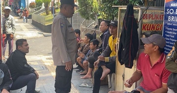 Aiptu Suyatman Bhabinkamtibmas Polsek Garut Kota Lakukan Himbauan Kamtibmas