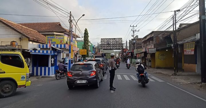 Personil Lalu Lintas Polsek Kadungora Polres Garut Pelayanan Prima  Kepada Masyarakat melaksanakan Pengaturan Lalu Lintas.