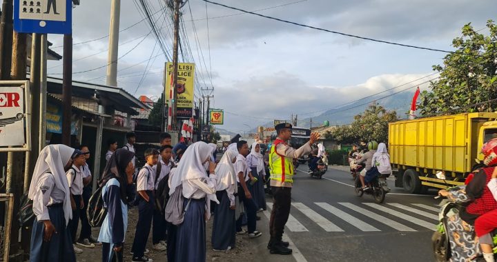 Anggota Samapta Polsek Kadungora Pelayanan kepada Masyarakat Membantu Menyebrangkan Anak Sekolah dan pengaturan Lalu Lintas.