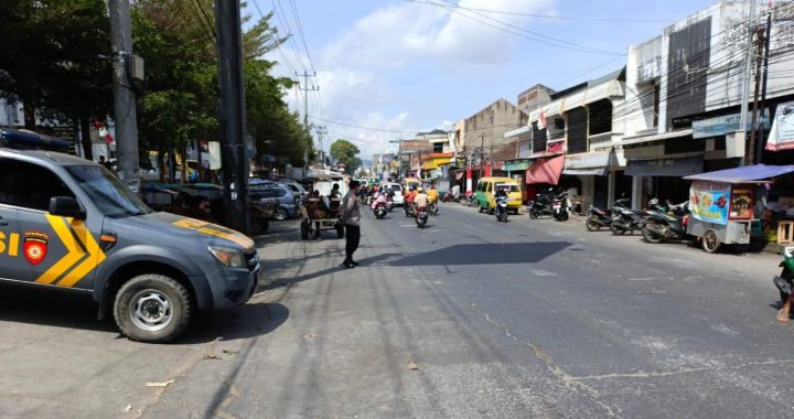 Polisi Berdiri Di Jalan Raya, Lalin Langsung Lancar