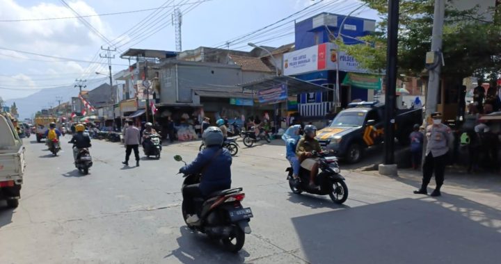 Polisi Berada Di Tengah Jalan, Arus Lalin Langsung Surut