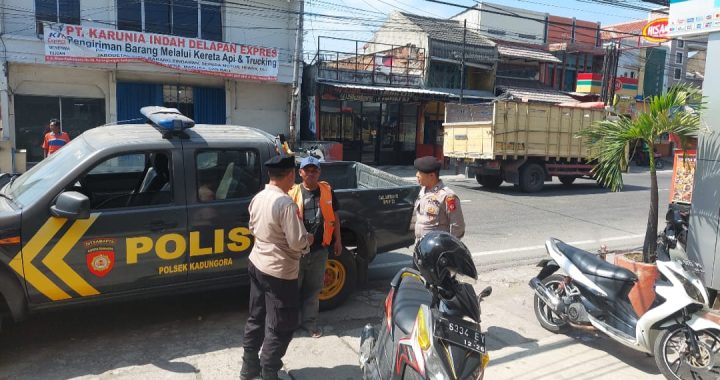 Panit Samapta beserta Anggota Polsek Kadungora *Patroli Dialogis* Menjalin Komunikasi dengan Masyarakat Cegah terjadinya  Gangguan Kamtibmas.