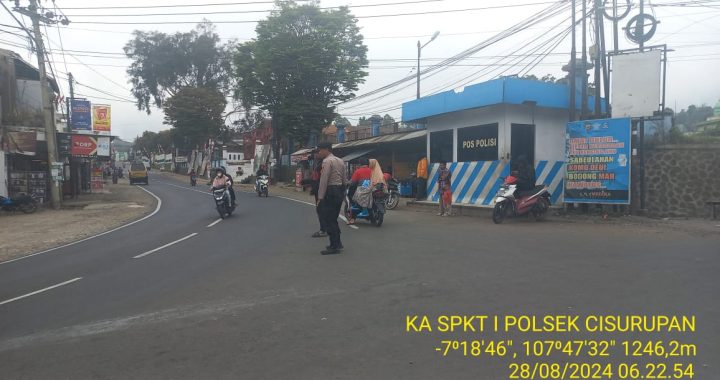 Cegah Kemacetan Personil Polsek Cisurupan Melaksanakan Gatur Pagi