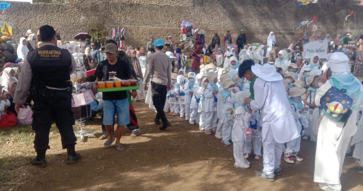 Anggota Polsek Cisurupan Melaksanakan Giat Pengamanan Peragaan Manasik Haji di Kecamatan Cisurupan