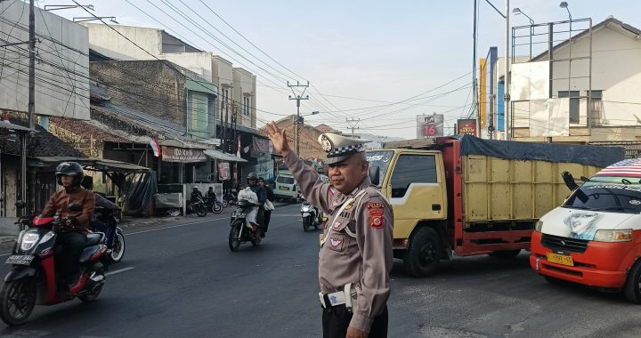 Anggota Lalu Lintas Polsek Kadungora Polres Garut Pelayanan Prima  Kepada Masyarakat melaksanakan Pengaturan Lalu Lintas.