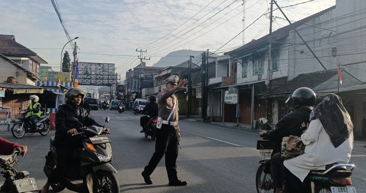 Anggota Lalu Lintas Polsek Kadungora Pelayanan terhadap Masyarakat Melaksanakan Pengaturan di titik-titik Rawan Macet dan Cegah terjadinya Laka Lantas.