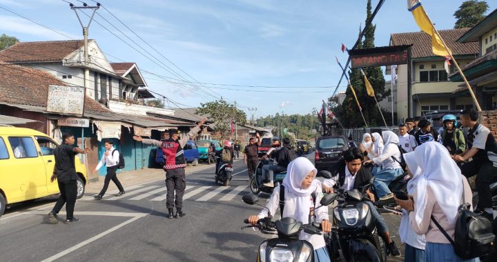 Personil Polsek Cisurupan Melaksanakan Gatur Sore Di Depan Sekolah