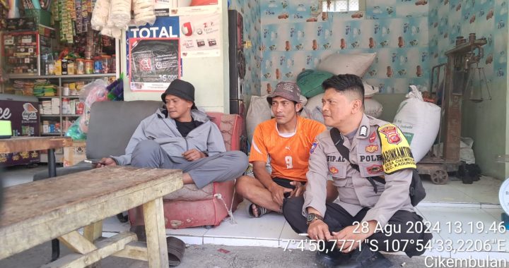 Giat Babinkamtibmas Desa.Cikembulan Polsek Kadungora Sambang ke Warga untuk mendekatkan diri kepada Masyarakat guna mengetahui Permasalahan yang ada di Desa binaannya.