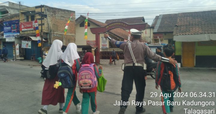 Personil Unit Lalu Lintas Polsek Kadungora memberikan pelayanan Kepada Masyarakat yang akan beraktivitas dan menyebrangkan Anak Sekolah mencegah terjadinya Kemacetan dan Laka Lantas.