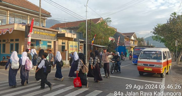 Unit Samapta Polsek Kadungora Pelayanan kepada Masyarakat Membantu Menyebrangkan Anak Sekolah.