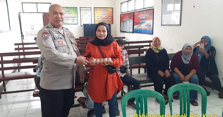 Aiptu Agus Lakukan Program Door To Door Terhadap Warga Di Kantor Kelurahan Sukanegla