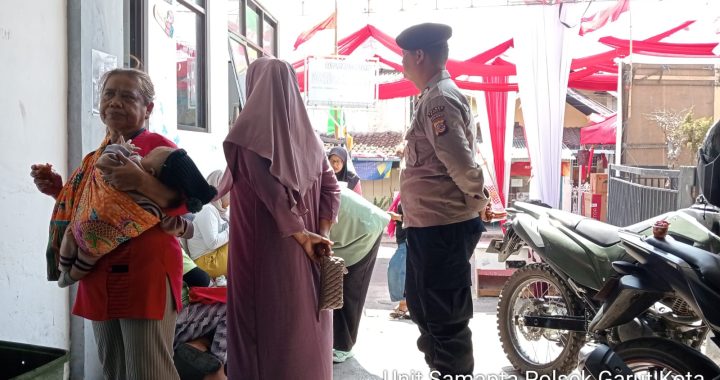 Anggota Samapta Polsek Garut Kota Lakukan Himbauan Kamtibmas Terhadap Warga Kampung Pasundan