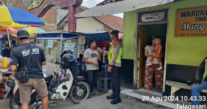 Anggota Samapta Polsek Kadungora melaksanakan Patroli Dialogis menyampaikan Pesan-pesan Kamtibmas  guna menjaga Situasi tetap Kondusif.