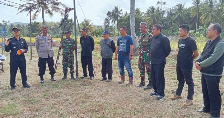 Kapolsek Pameungpeuk Bersama Firkopimcam Sambang Warga Desa Mandalakasih