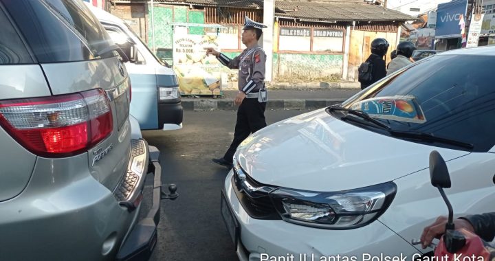 Anggota Lalulintas Polsek Garut Kota Urai Kemacetan Di Pertigaan Jalan Ciledug