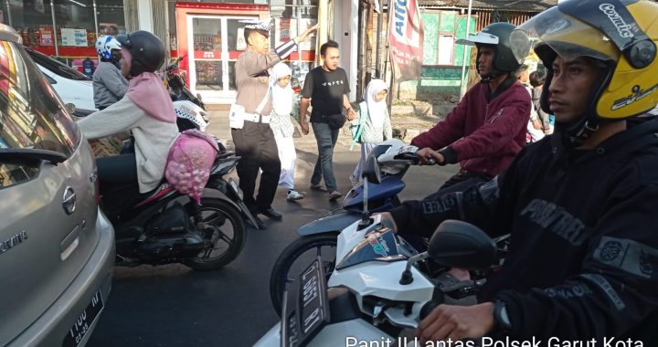 Panit Lantas Polsek Garut Kota Aiptu Ajang Lakukan Pelayanan Penyebrangan Anak Sekolah