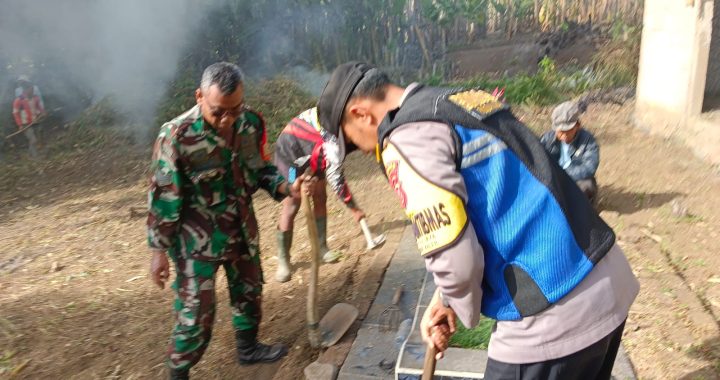 Sinergitas TNI-Polri Ciptakan Lingkungan Bersih Polsek Tarogong Kaler Kerja Bakti Bersama Warga Masyarakat Desa Mekarjaya