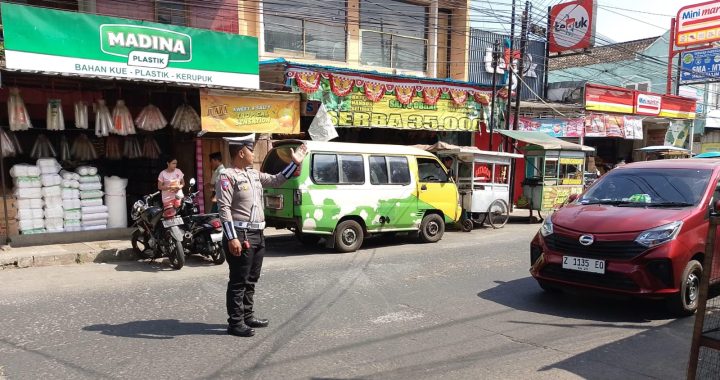 Bripka Wahyu Pastikan Arus Lalin Lancar