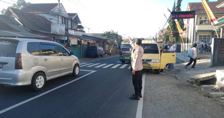 Anggota Polsek Cisurupan Melaksanakan Gatur Rawan Pagi Depan Sekolah