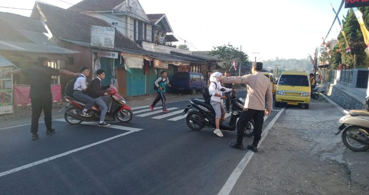 Kegiatan Gatur Rawan Pagi Depan Sekolah SMK Nurul Muttaqin Cisurupan