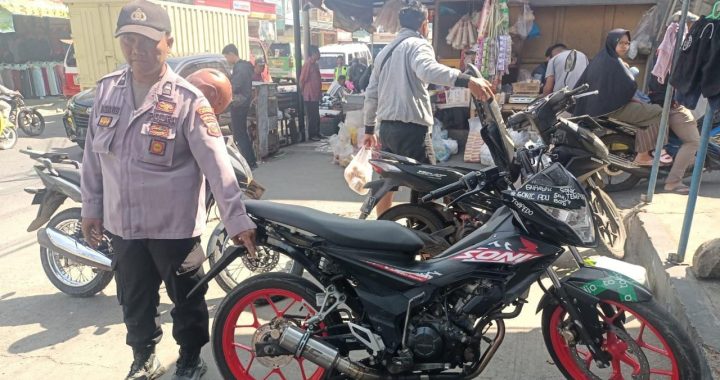 Aipda Asrob Edukasi Pengendara Motor