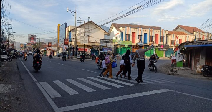 Personil Unit Lalu Lintas Polsek Kadungora Pelayanan kepada Masyarakat melaksanakan Pengaturan Lalu Lintas dan Membantu Menyebrangkan Masyarakat dan Anak Sekolah.