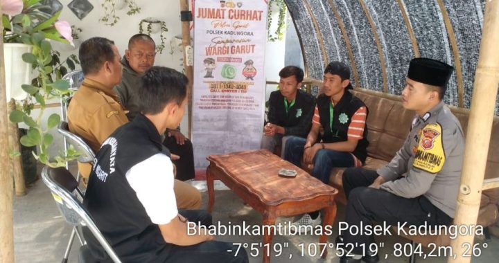 Giat Babinkamtibmas Desa.Rancasalak Polsek Kadungora Jum’at Curhat Sambang ke Warga untuk mendekatkan diri kepada Masyarakat guna mengetahui Permasalahan yang ada di Desa binaannya.